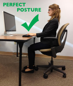 Postura de secretária perfeita com pés chatos no chão, costas direitas, e ombros para trás