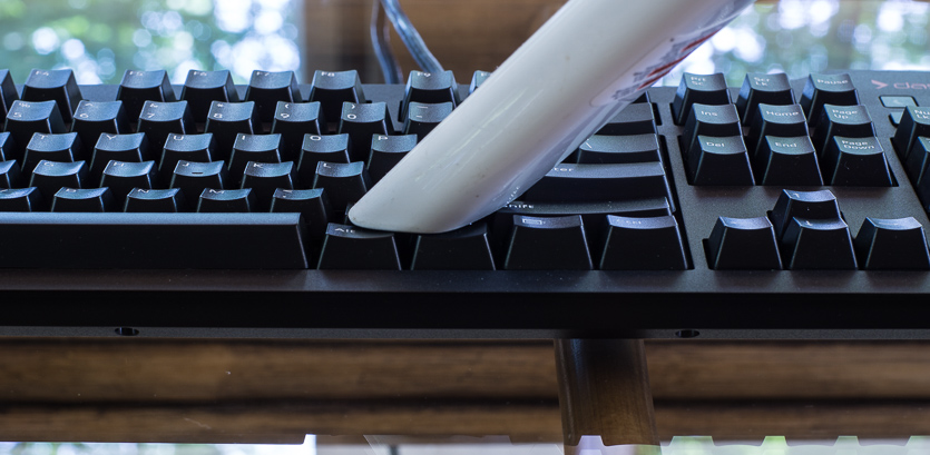 Advantages of using a vacuum cleaner to clean a keyboard